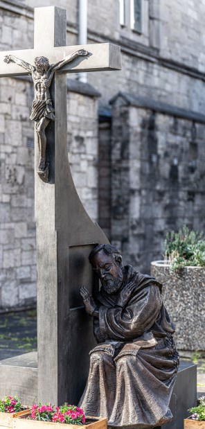 고해성사를 주는 피에트렐치나의 성 비오_by Timothy Schmalz_photo by William Murphy_in the Dominican church of St Saviours in Limerick_Ireland.jpg